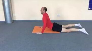 Eine Bewegungstherapie hilft, die geschwächte Rückenmuskulatur bei Osteochondrose zu stärken.